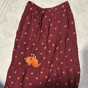 Long skirt, orange detail. Left slit.